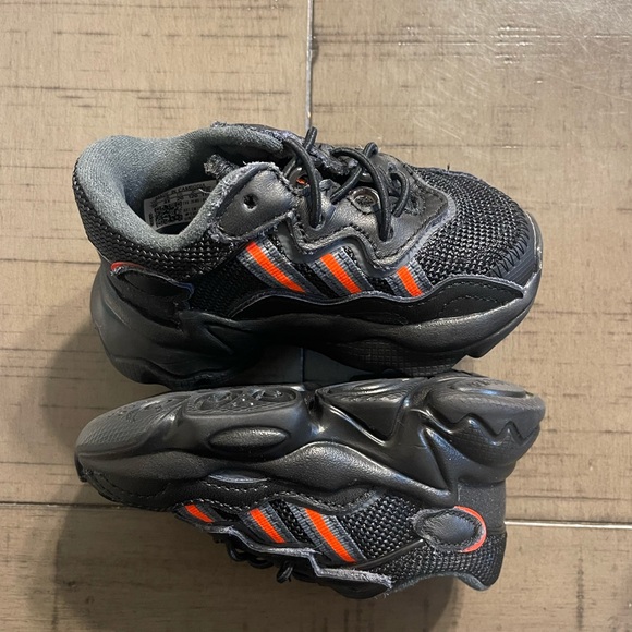 Toddler Adidas size 5C “Ozsweego EL I” black and Orange. - Picture 4 of 11